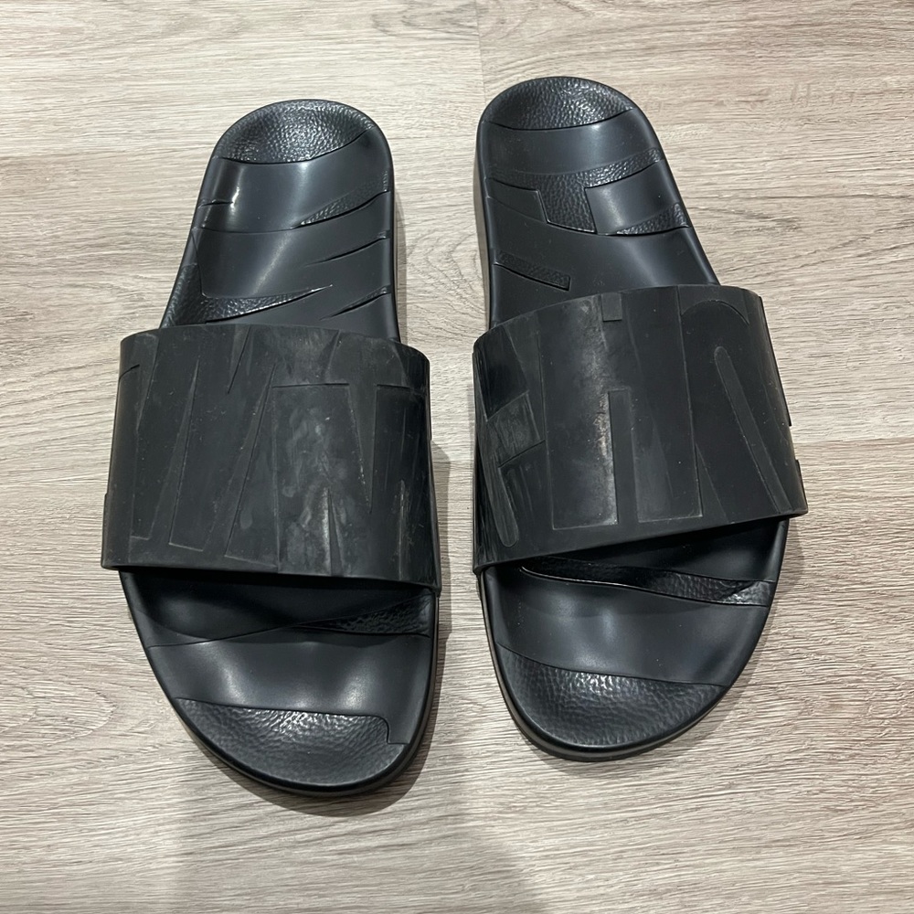 Jimmy Choo Rey Logo Slides
